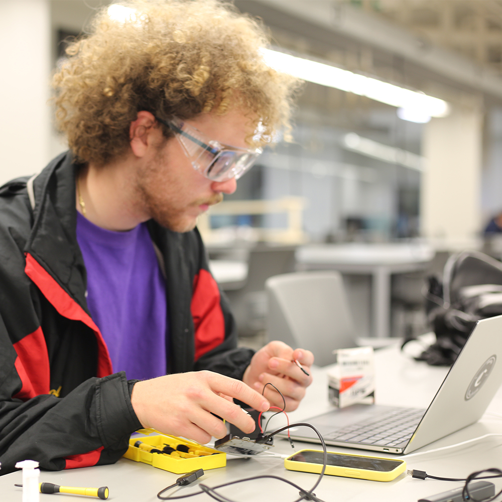 用电线和笔记本电脑工作的人。