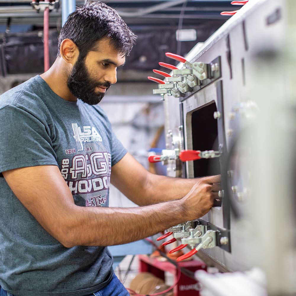 在车间实验室操作设备的本科生