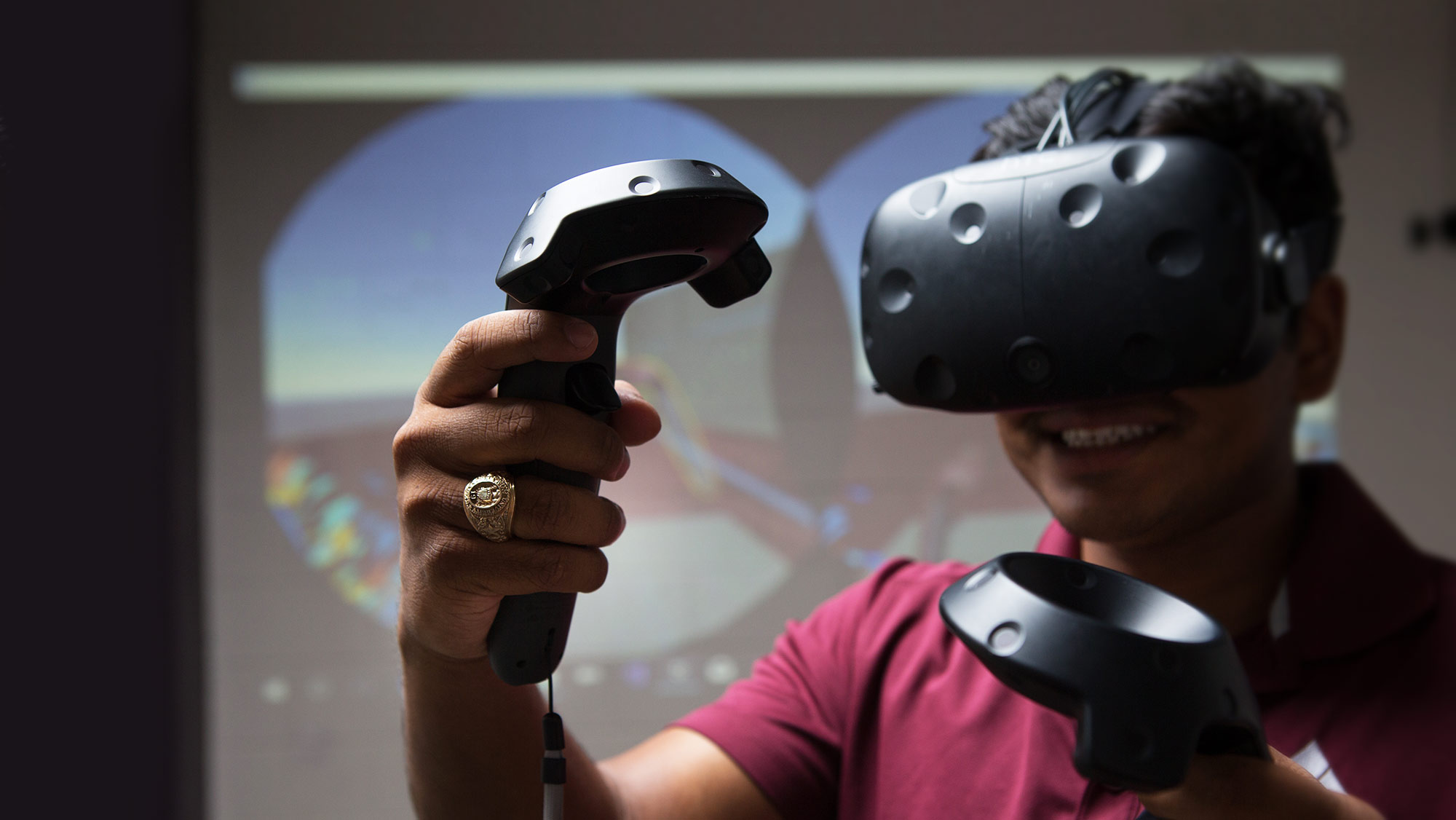 航空航天工程学生尝试虚拟现实设备