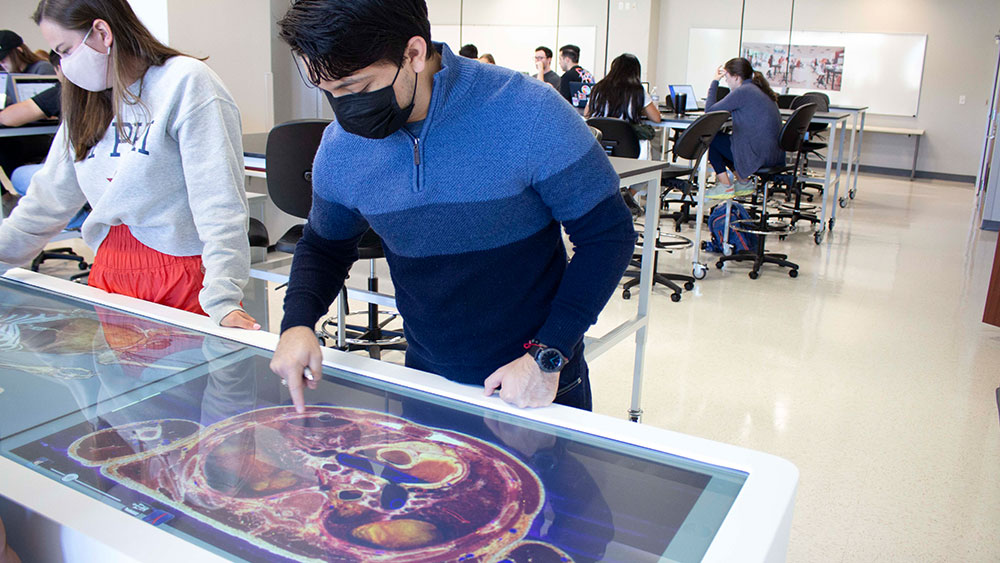 学生在看桌子上的图片