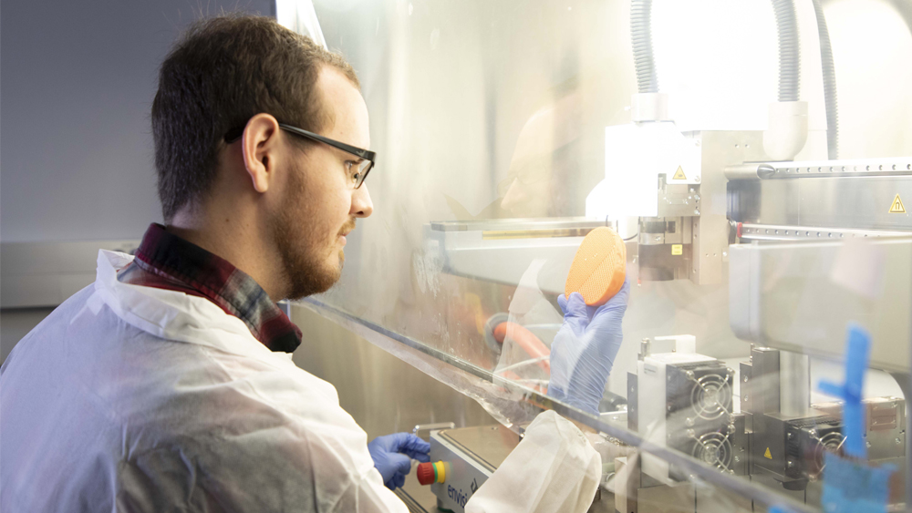 学生在实验室里，旁边是有机玻璃观看区