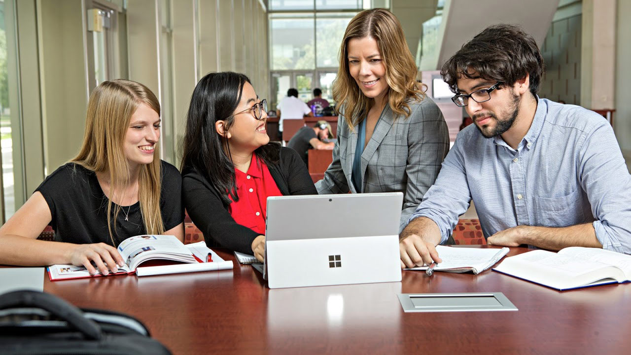 为员工提供建议，在公共区域为学生提供咨询