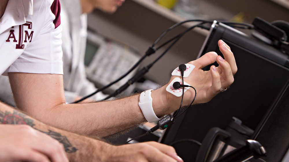 监视器的特写，手掌上的补丁。