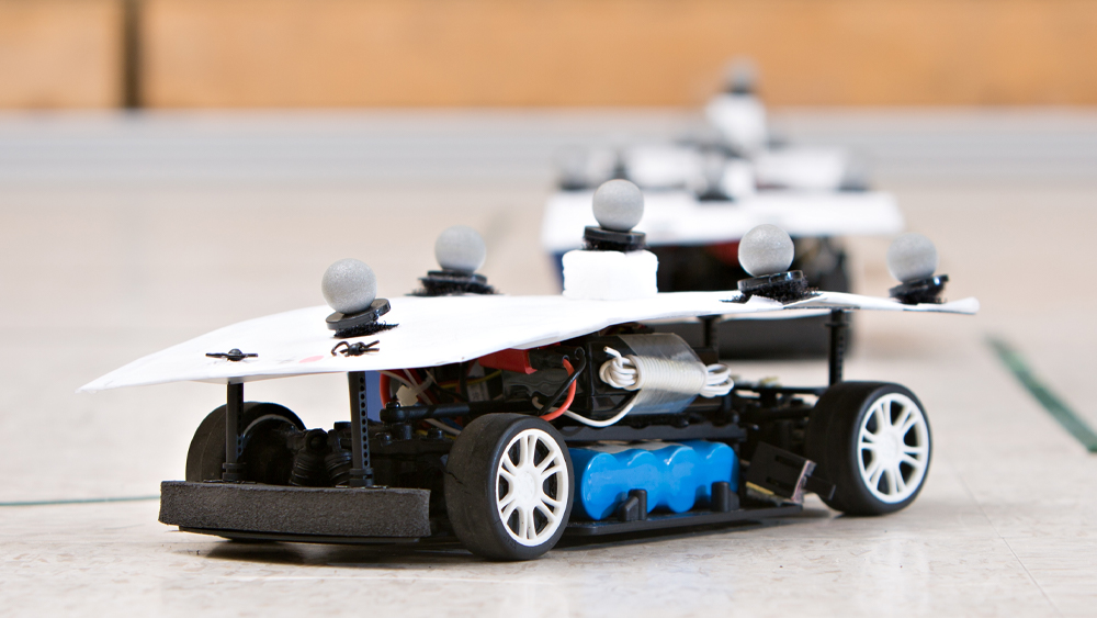 计算机遥控车辆装置。