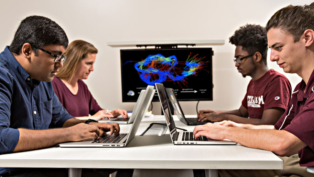 计算机工程专业的学生在小组课堂环境下工作