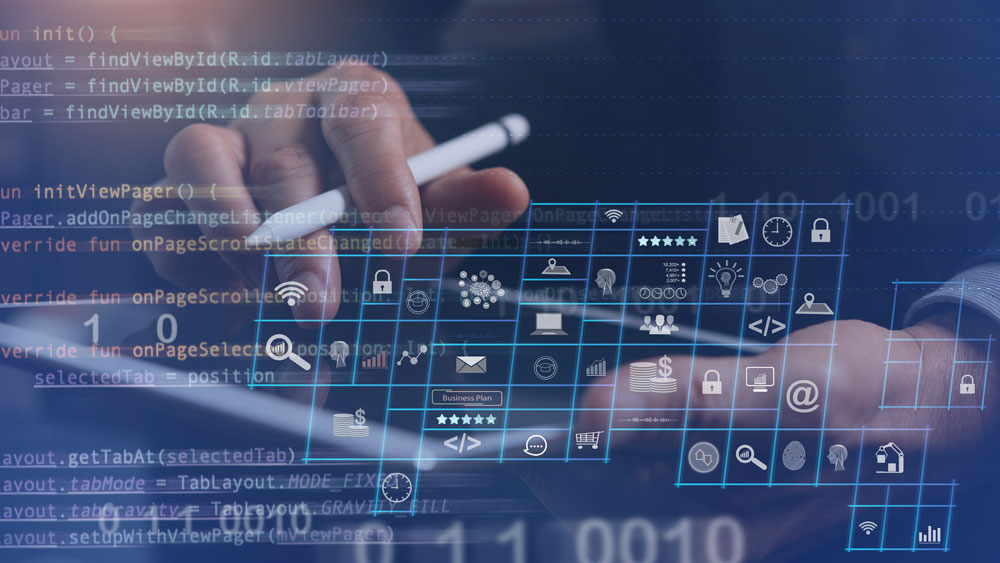 一个人的手在平板设备上工作，拿着触控笔的特写。有一个覆盖的代码和不同的图标。