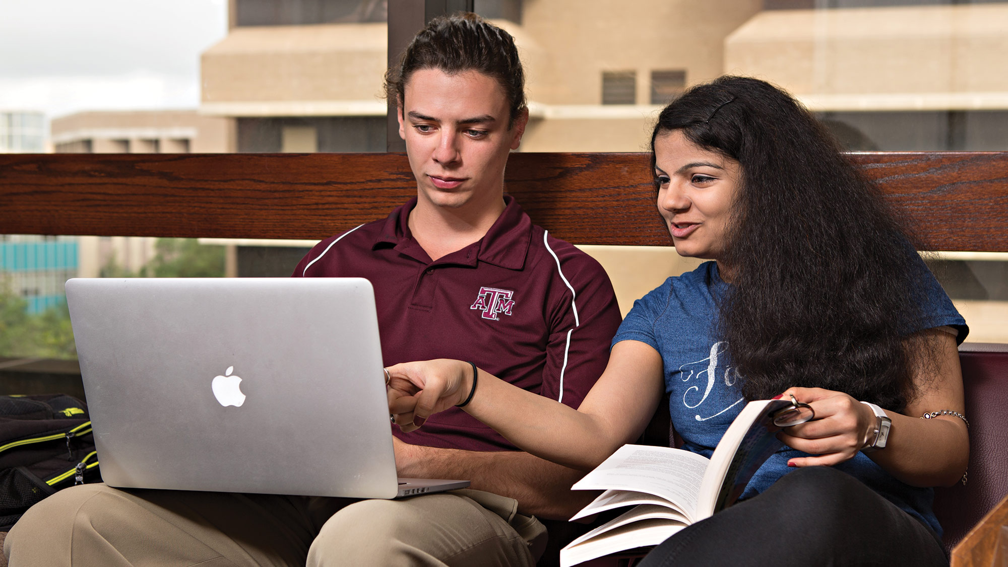 同辈学生一起工作