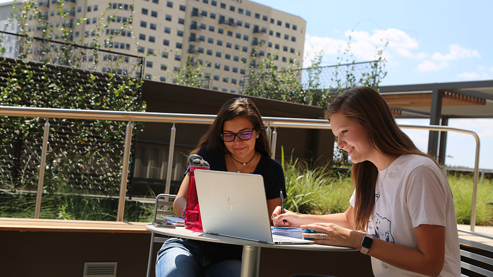 技术甲板上的学生
