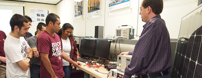 学生和教师在实验室