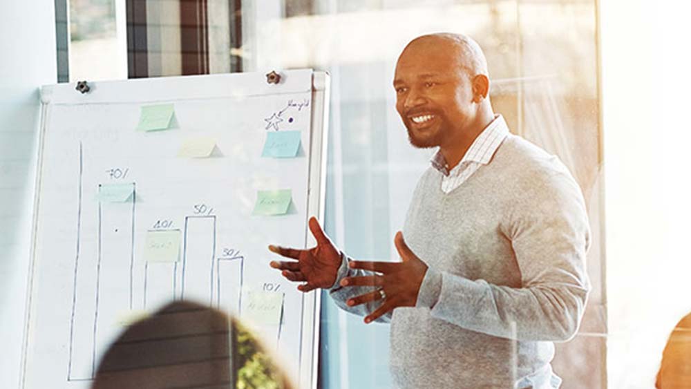 工程师向他的员工展示一个条形图。