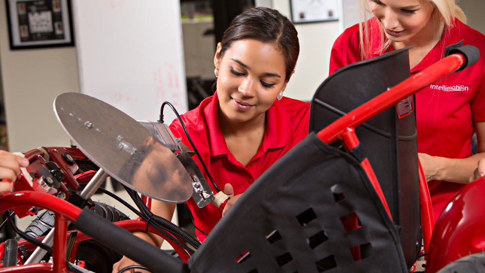 一位ETID的本科生正在做她的顶点项目——一个自动驾驶的卡丁车装置。