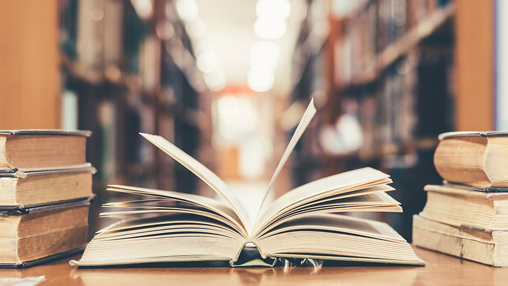 图书馆的书打开了