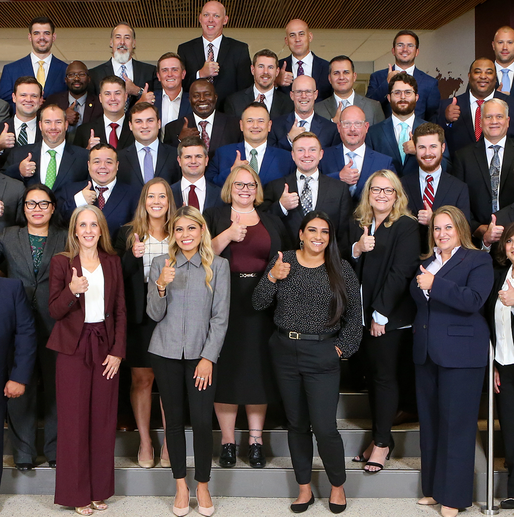 身着职业装的中班照