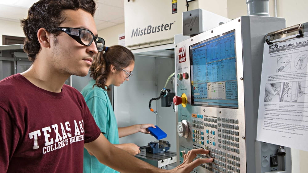 学生调整电子系统板