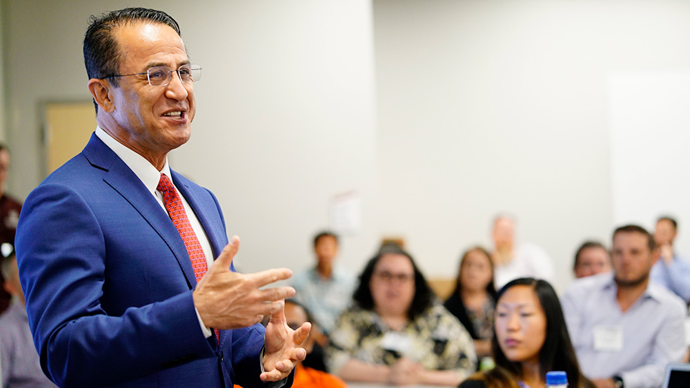 Zoghi博士在METM课堂上教授项目学生。