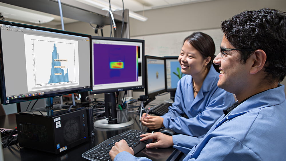在电脑屏幕前工作的学生。