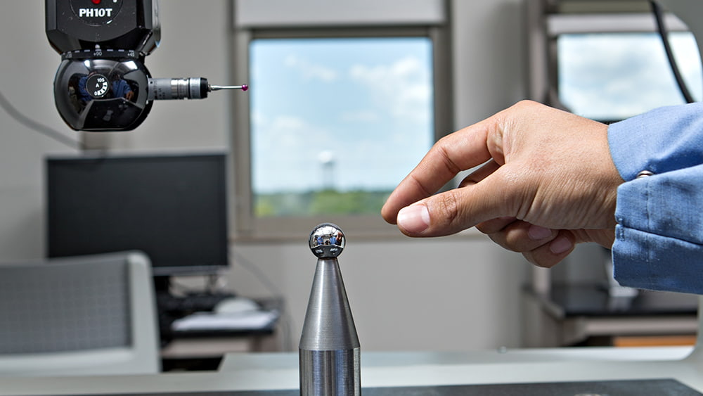 手靠近桌子上3D打印的物体。