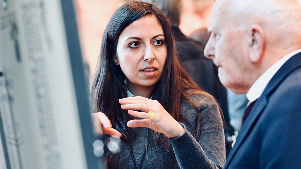 学生展示一张海报。