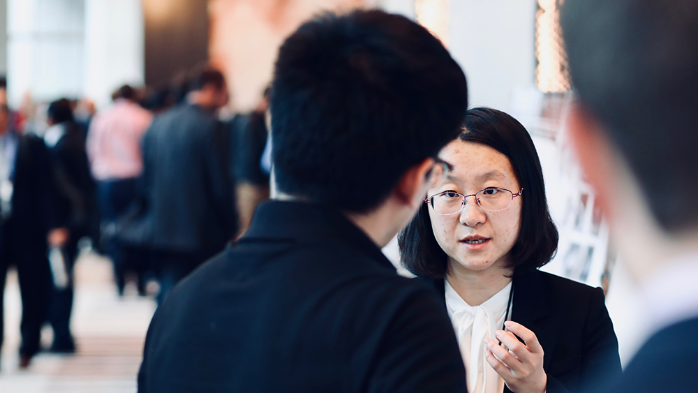 学生展示一张海报。