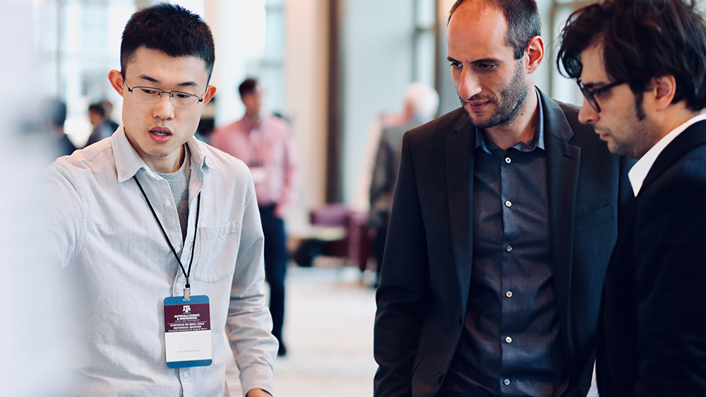 学生展示一张海报。