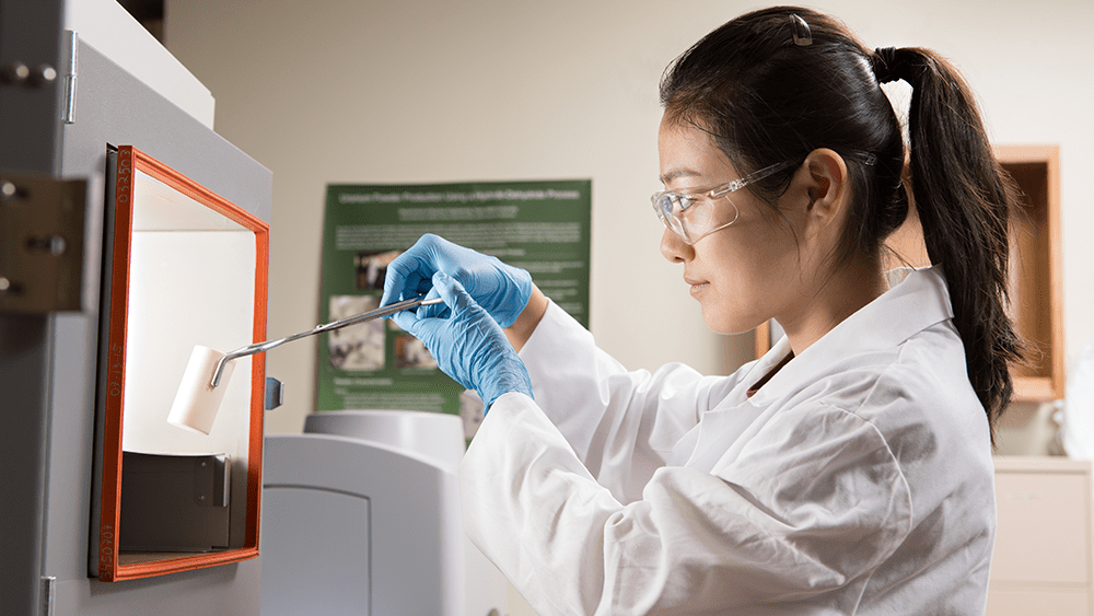 学生在实验室工作