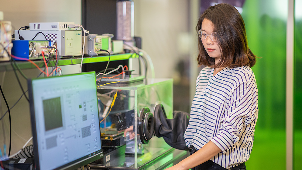 实验室的机械工程系学生。