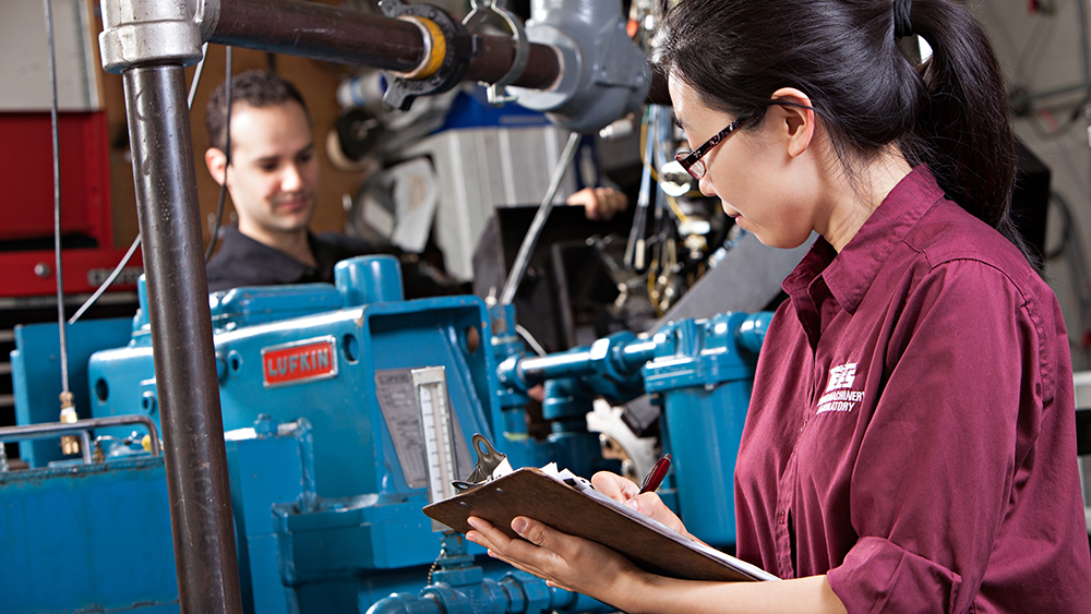学生在实验室检查设备