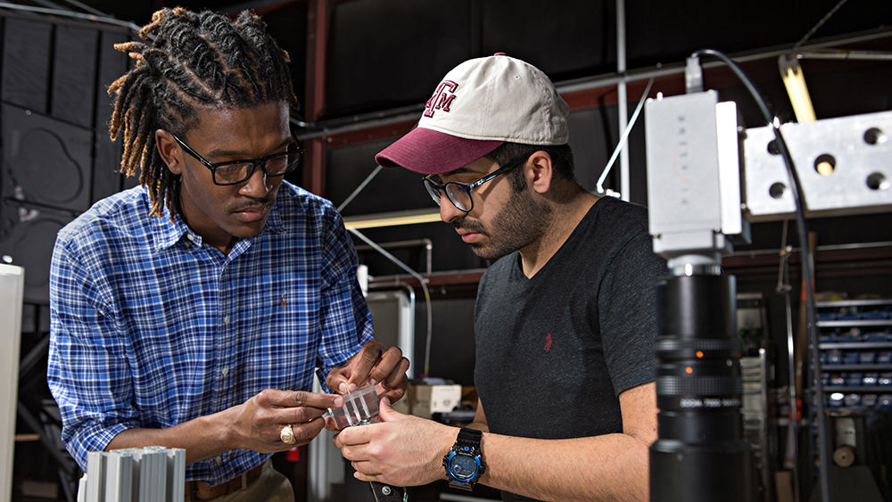 学生们在一个项目上合作