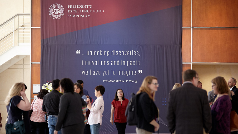 一群人在沃尔特和利奥诺拉·安嫩伯格总统会议中心外墙上的大篷布前。