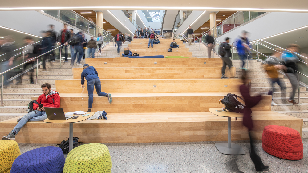 扎克瑞在忙碌的一天里学习爬楼梯。