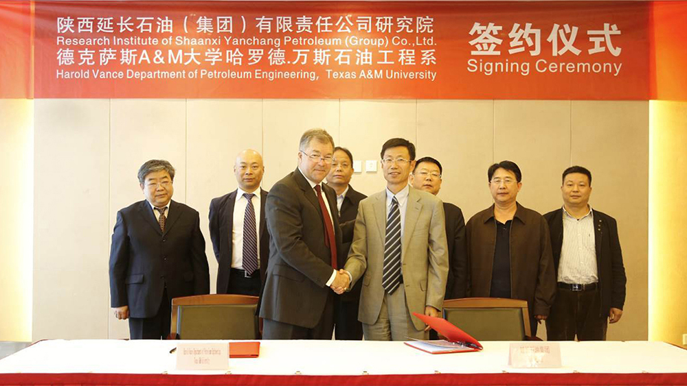 杰夫·斯帕斯和高瑞敏握手时，与会者微笑着