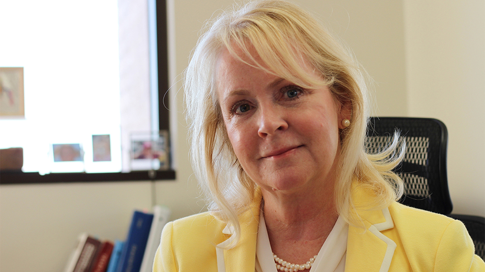 凯西·斯里瓦微笑着