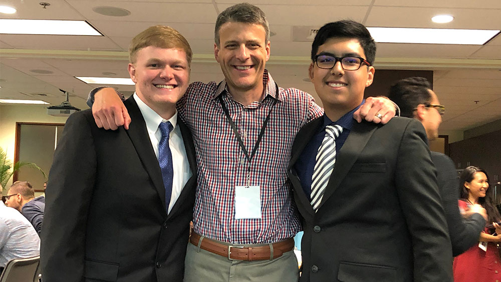 Zach Davin和他的同事在世界宣明会比赛