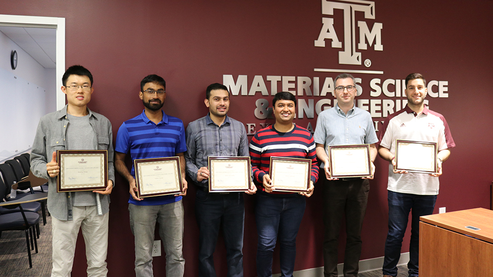 2019年MSEN奖获奖者举起他们的奖项