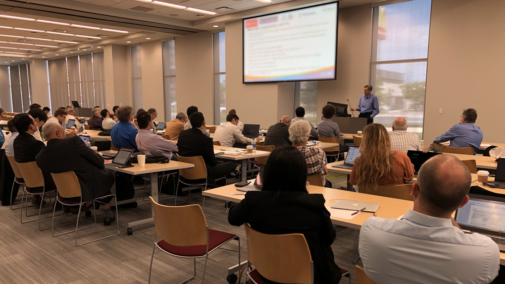 VTR研究人员正在听演示。