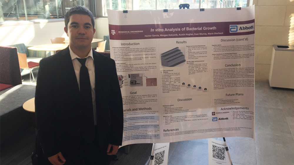 赫克托·加西亚站在他的海报旁边