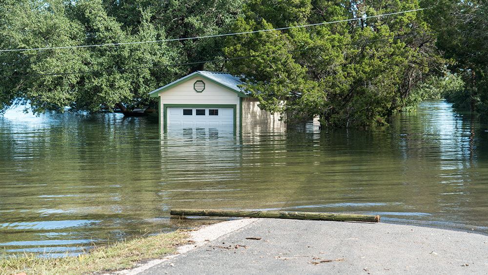 房屋、汽车和街道被洪水淹没。