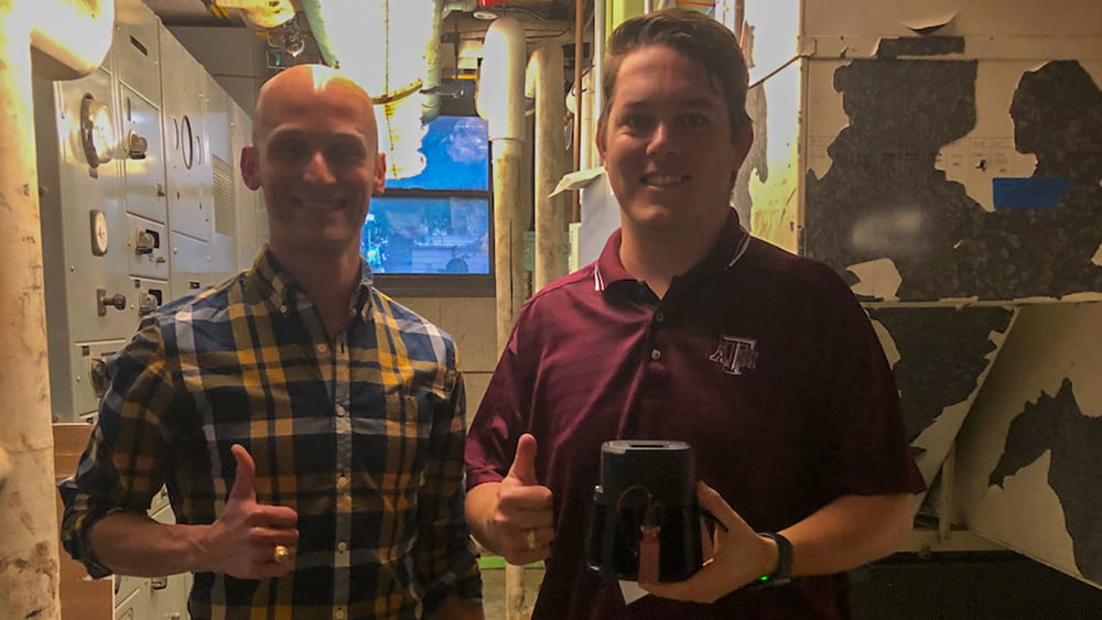 ETID学生Brandon Bowen(左)和Dustin Tish(右)与他们的MR物联网原型合影。