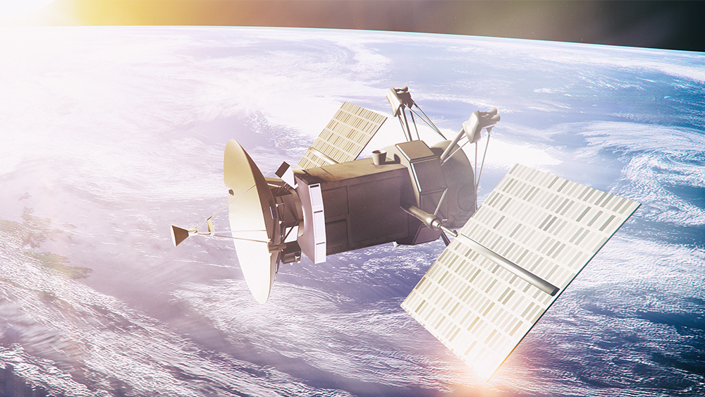 带碟形天线绕地球运行的卫星