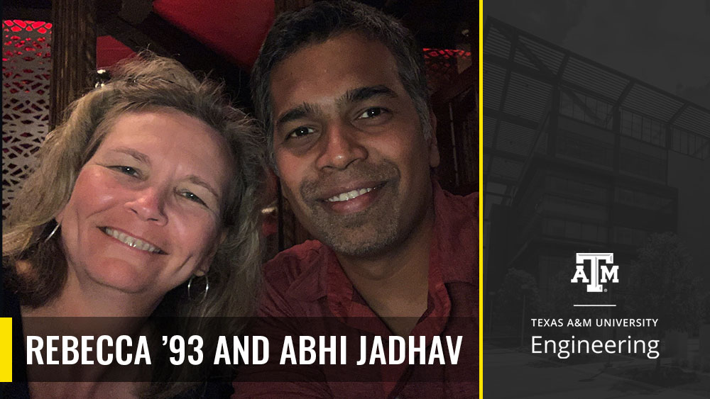 丽贝卡和阿比·贾达夫在摆姿势拍照。