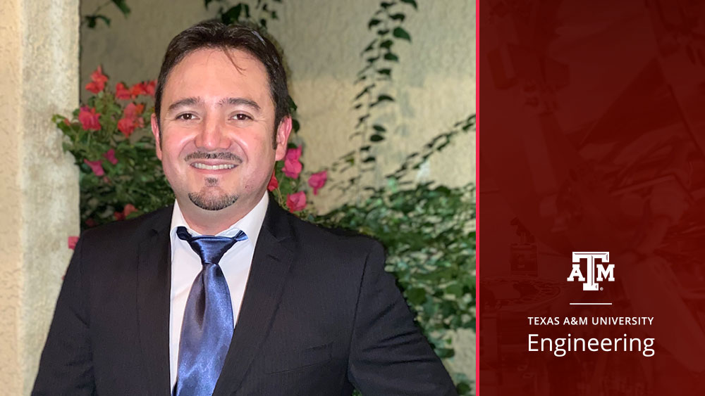 费利佩·古兹曼博士与德州农工大学工程标志。