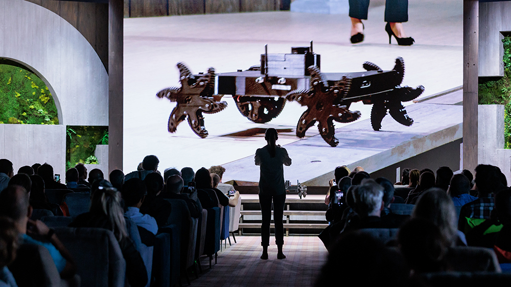 在Lee的火星大会上，德州农工大学机械工程专业学生Annalisa Tostenson现场演示了α-WaLTR。