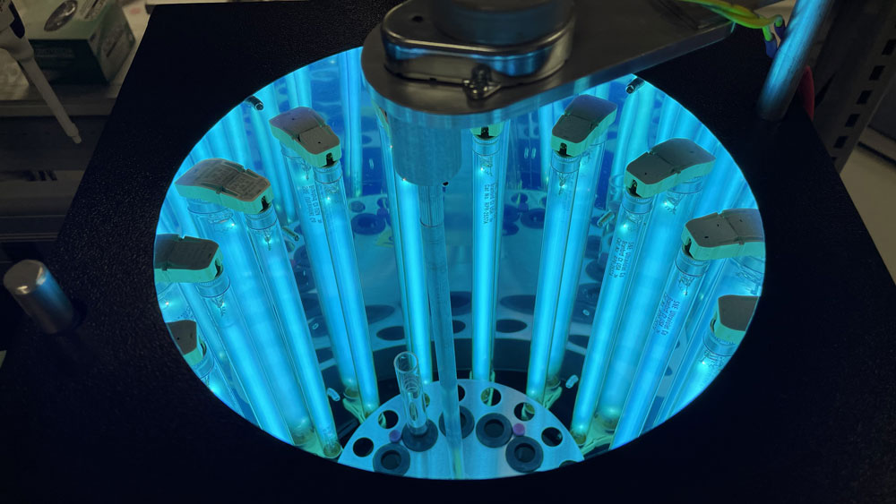 Photo reactor in a lab