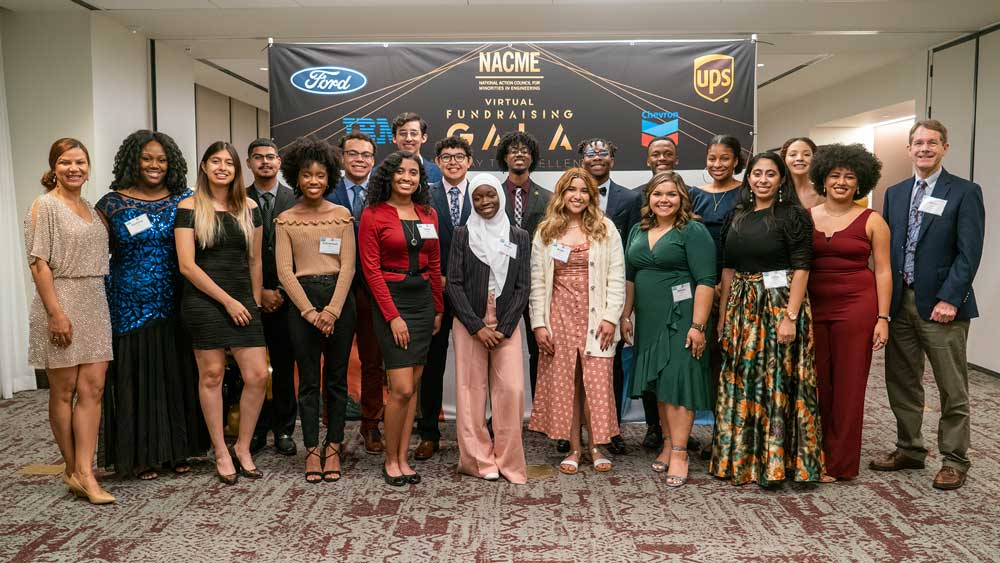 一群人摆姿势。