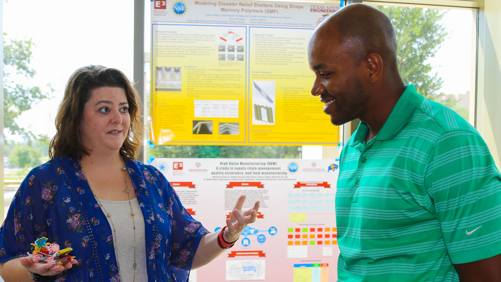 两位老师在E3节目上讨论。