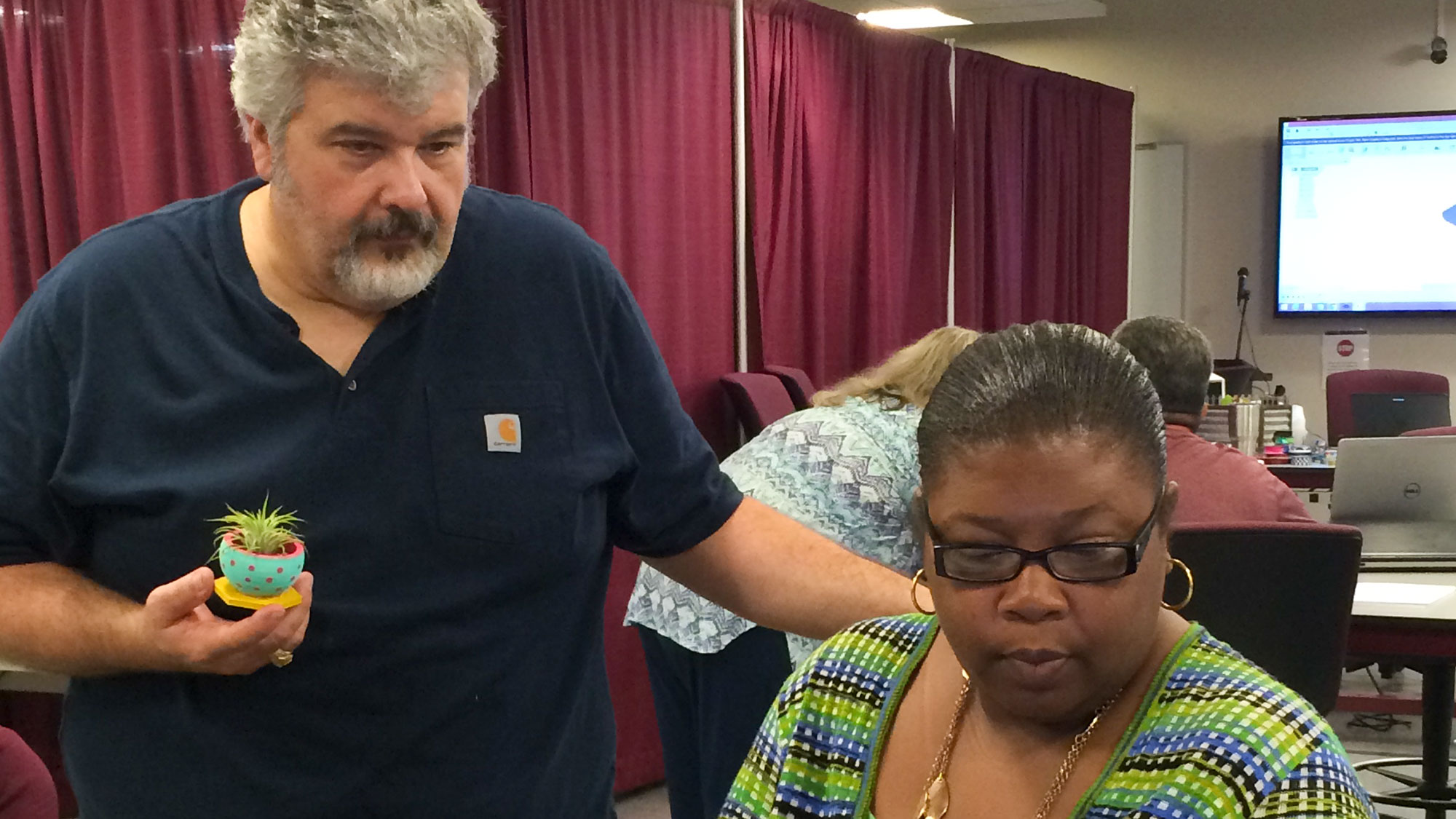 两位教育工作者一起工作