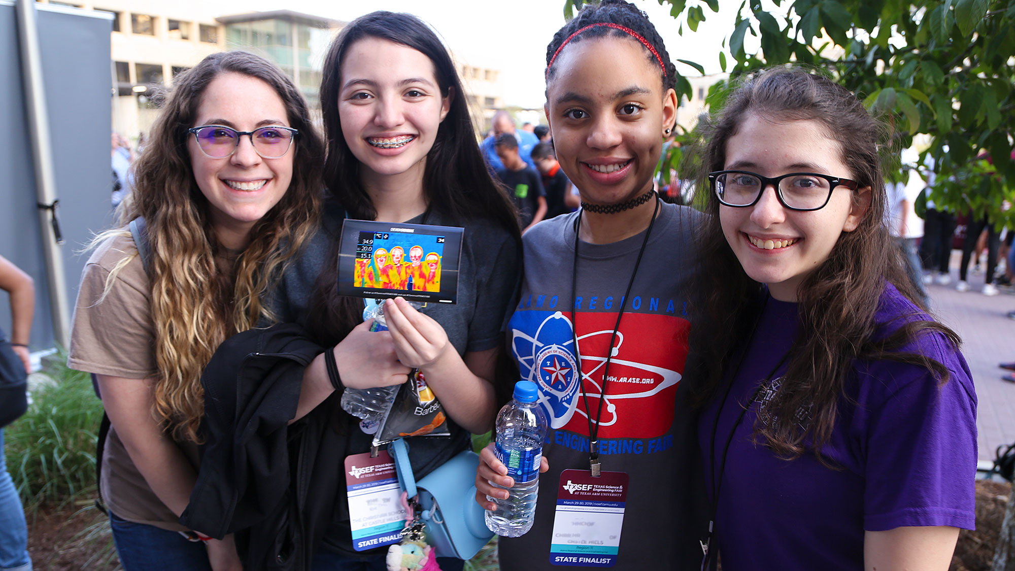 年轻的女学生摆姿势拍照