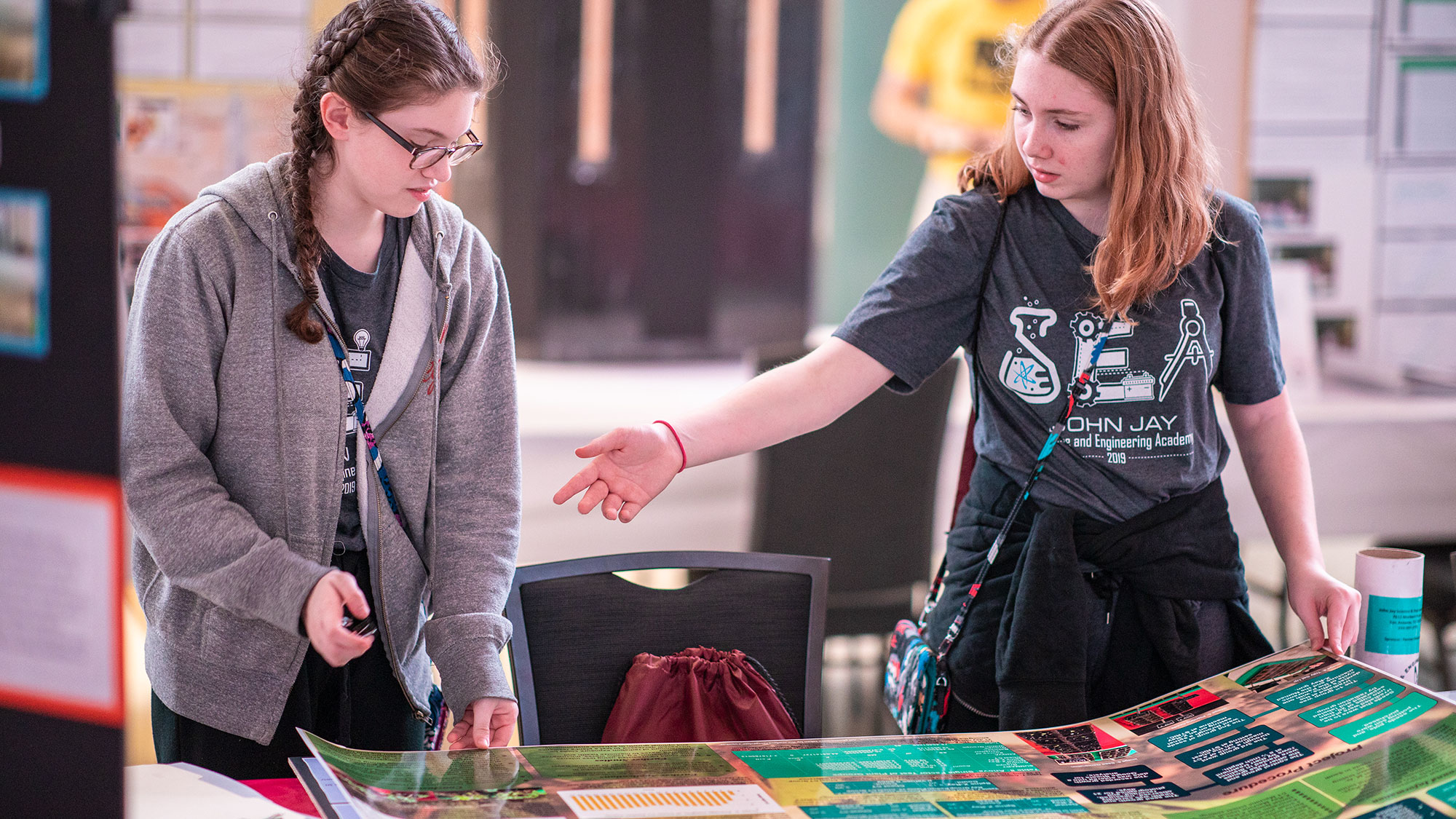 两个年轻的女学生正在做一个项目