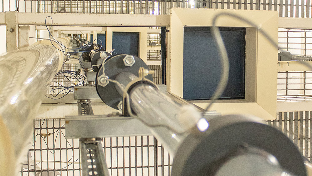 德克萨斯农工大学石油工程系高大的多相流实验室的管道系统视图