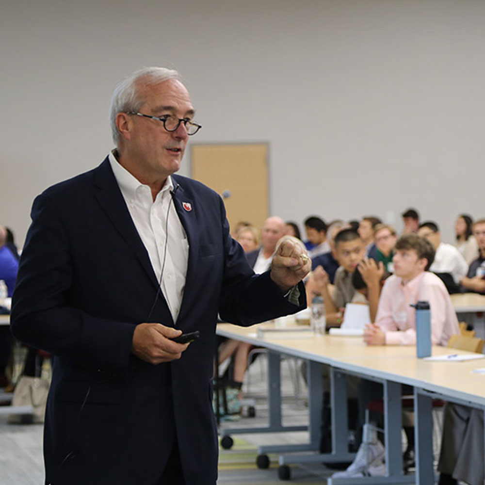 雷·罗斯洛克在给学生们演讲。